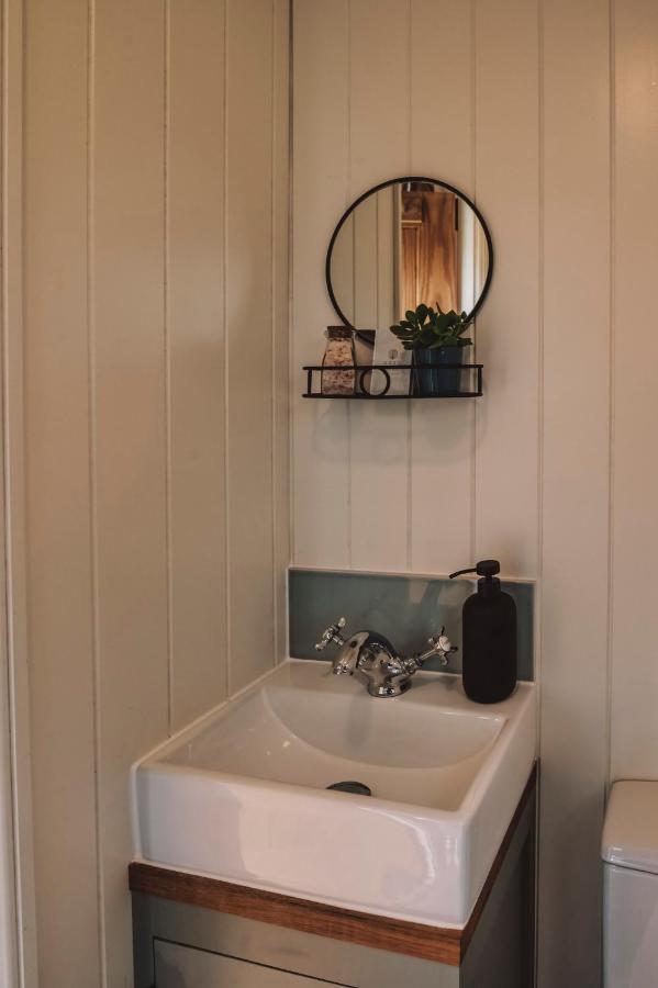Luxury Shepherd'S Hut On Flower Farm With Outdoor Bath In Mid Cornwall Truro Ngoại thất bức ảnh